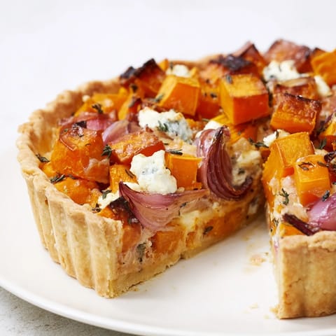 Golden-brown Feuilles d'Érable Tartes Salées d'Automne, filled with roasted veggies and creamy goat cheese.
